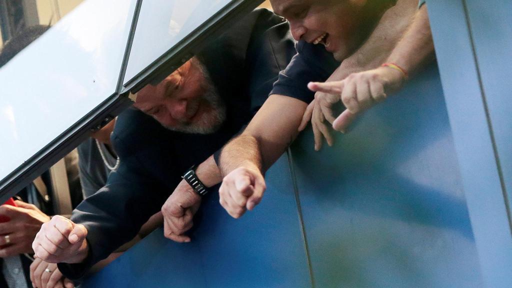 Lula saluda a sus seguidores desde el Sindicato de Metalúrgicos de Sao Bernardo do Campo.