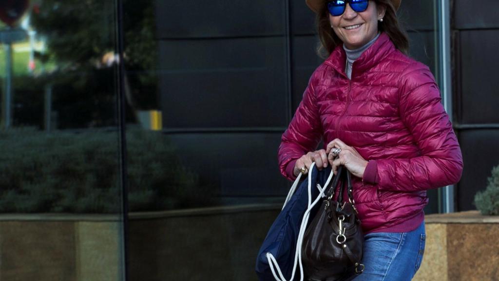 La infanta Elena en su visital al hospital donde permanece el rey Juan Carlos.