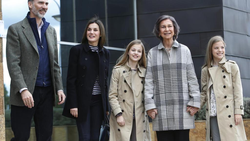 Los reyes con la reina emérita y Leonor y Sofía.