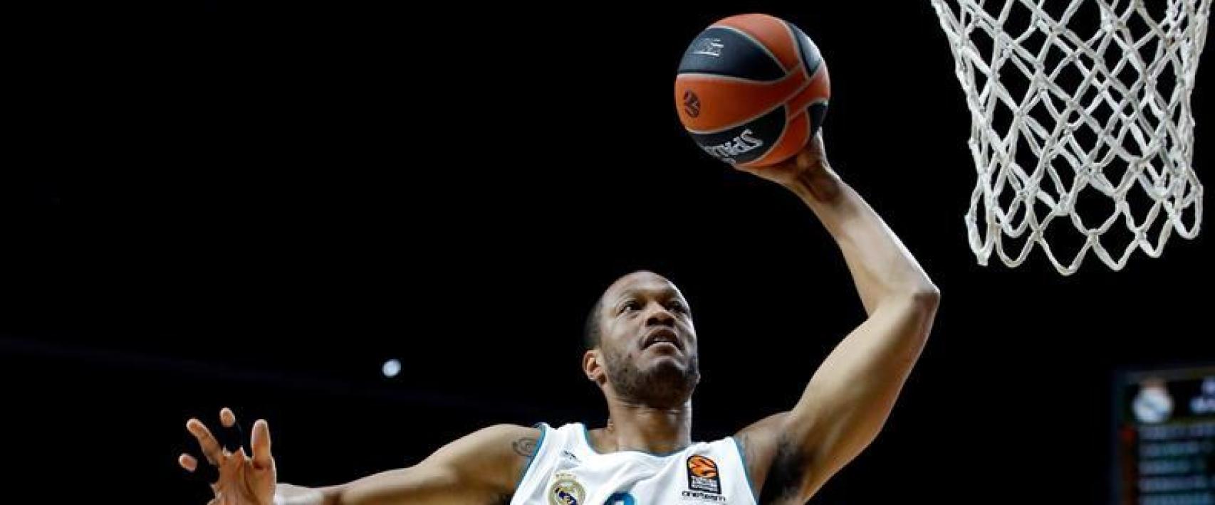 Anthony Randolph machaca la canasta.