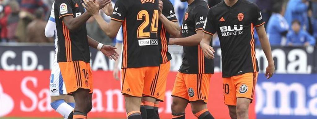 Los jugadores del Valencia celebran un gol.