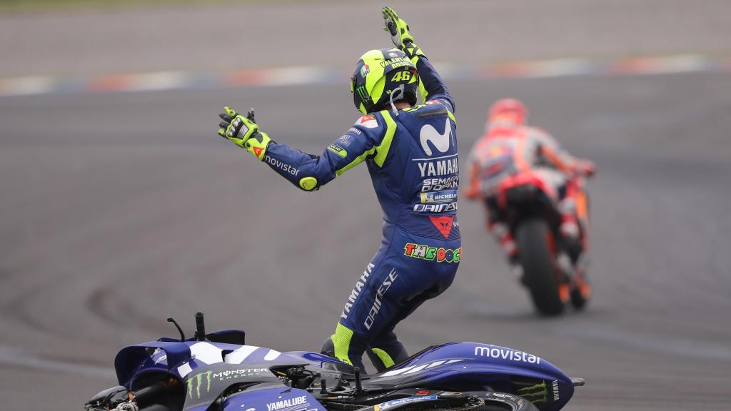 Valentino Rossi se queja a Márquez después de que el español le tirara en Argentina.
