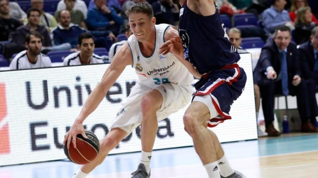 Jaycee Carroll protege la bola