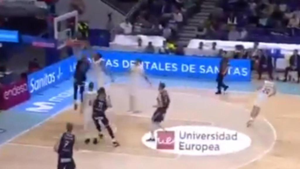 Eddy Tavares tapona a un rival