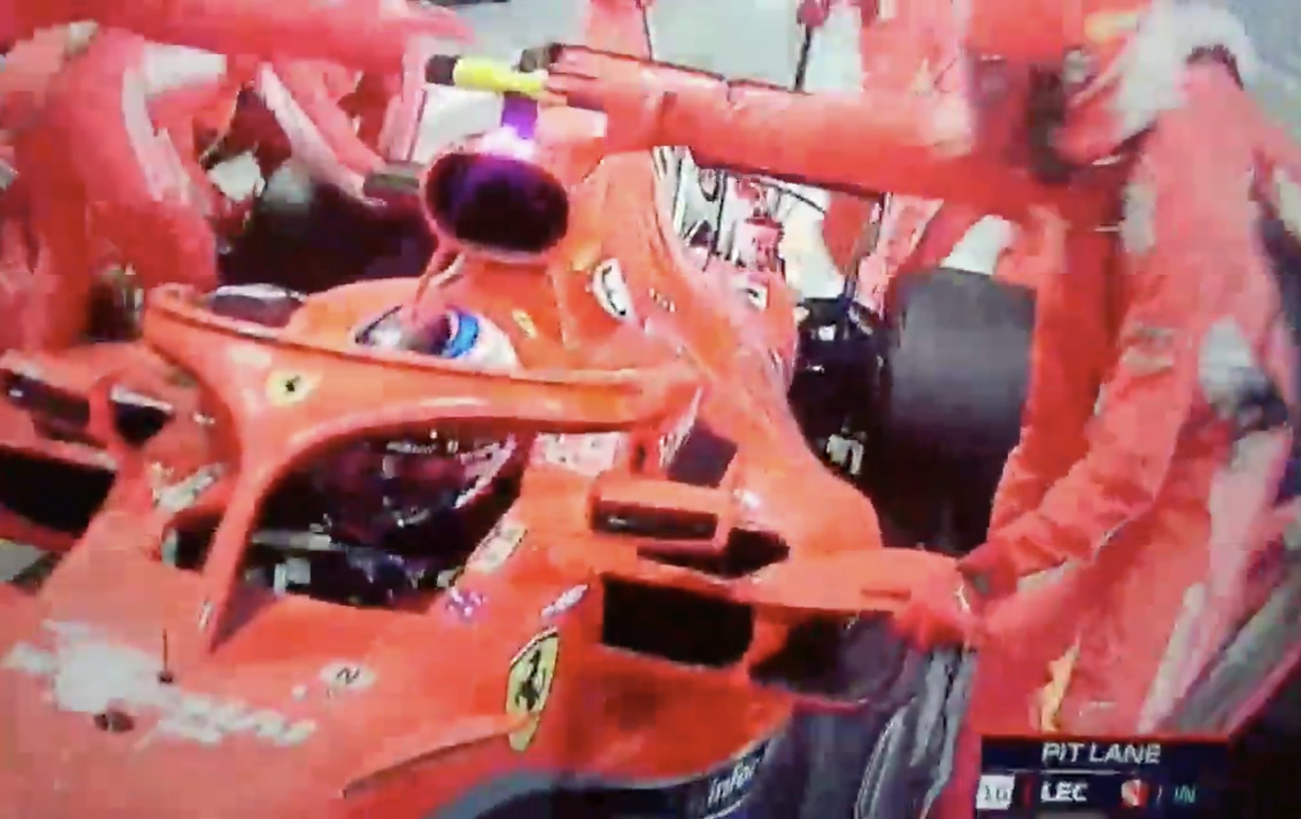 Kimi Raikkonen atropella a un mecánico de Ferrari