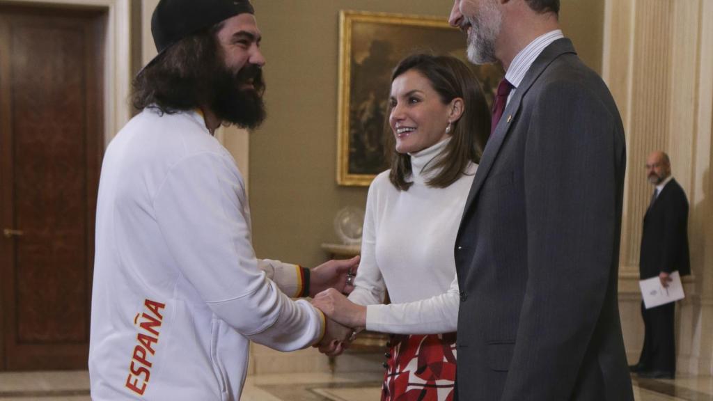 Los Reyes de España junto al deportista Regino Hernández