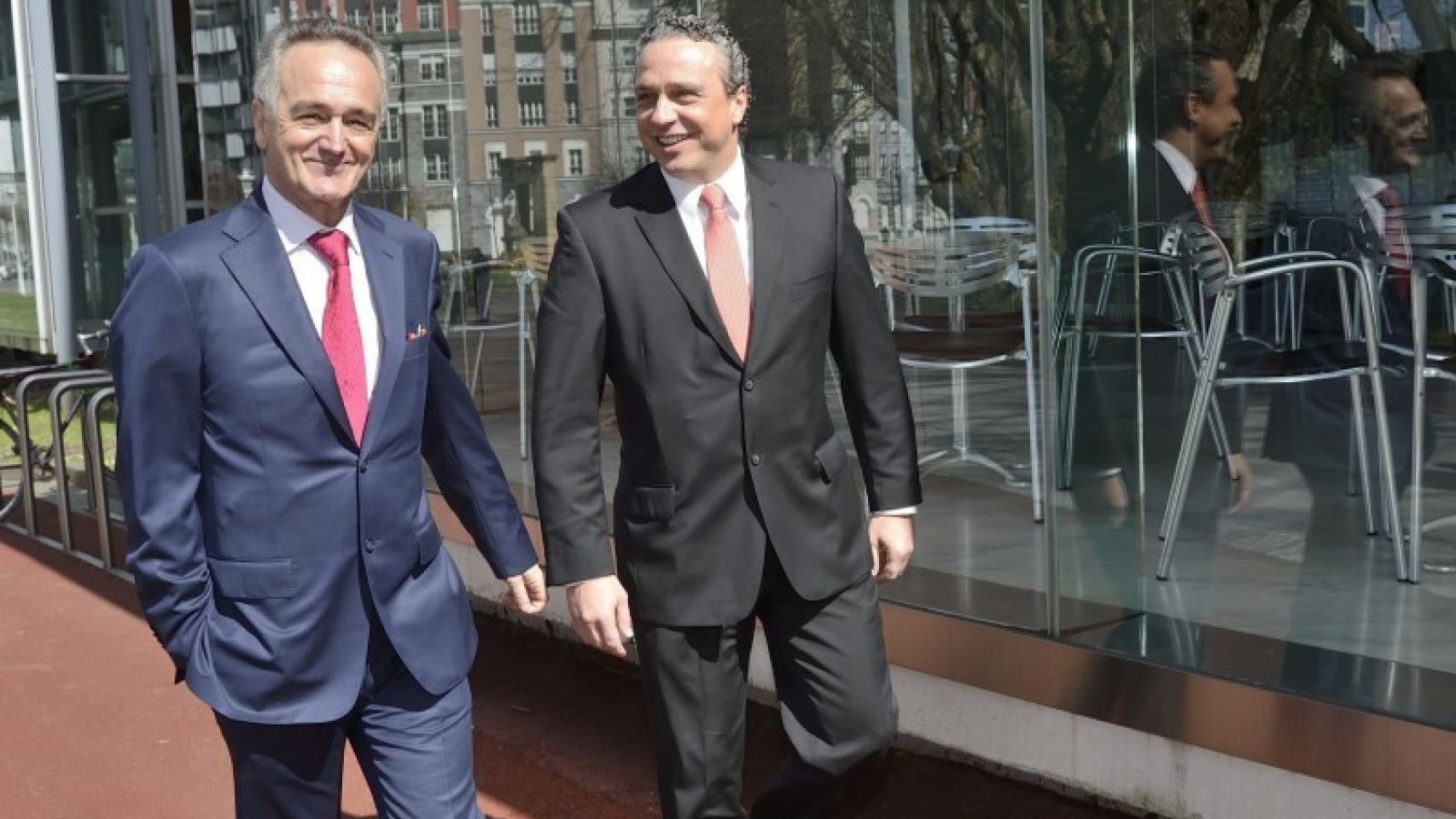 A la izquierda, el presidente de CIE Automotive, Antón Pradera, junto al consejero delegado, Jesús María Herrera.