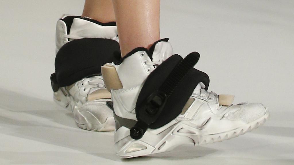 Una modelo en el desfile de Maison Margiela.