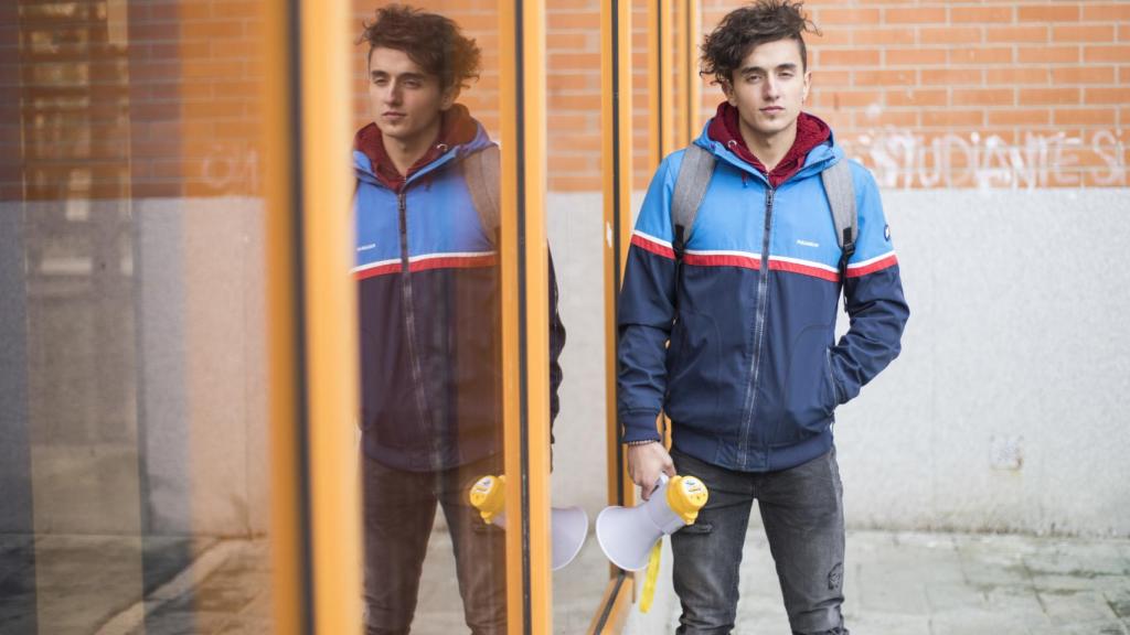 Luis estudia Ciencias Políticas y Economía. Pertenece al Sindicato de Estudiantes.