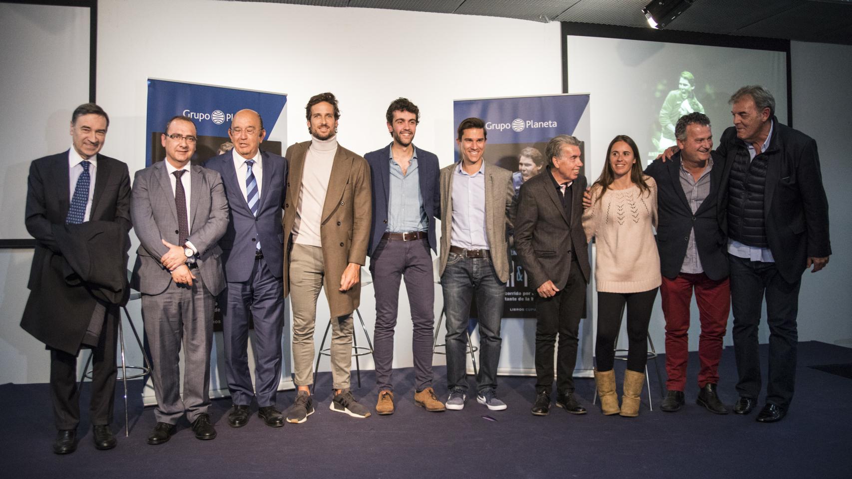 Pedro J. Ramírez, director de EL ESPAÑOL, Juan Ignacio Gallardo, director de Marca, Miguel Díaz, presidente de la Federación Española de Tenis, el tenista Feliciano López, los autores del libro Rafael Plaza y Manuel Arenas, los extenistas Manolo Santana y Anabel Medina, Koki Martí, fundador de la Ciudad de la Raqueta y Juan Carlos Sánchez, director general de la sección de baloncesto del Real Madrid.