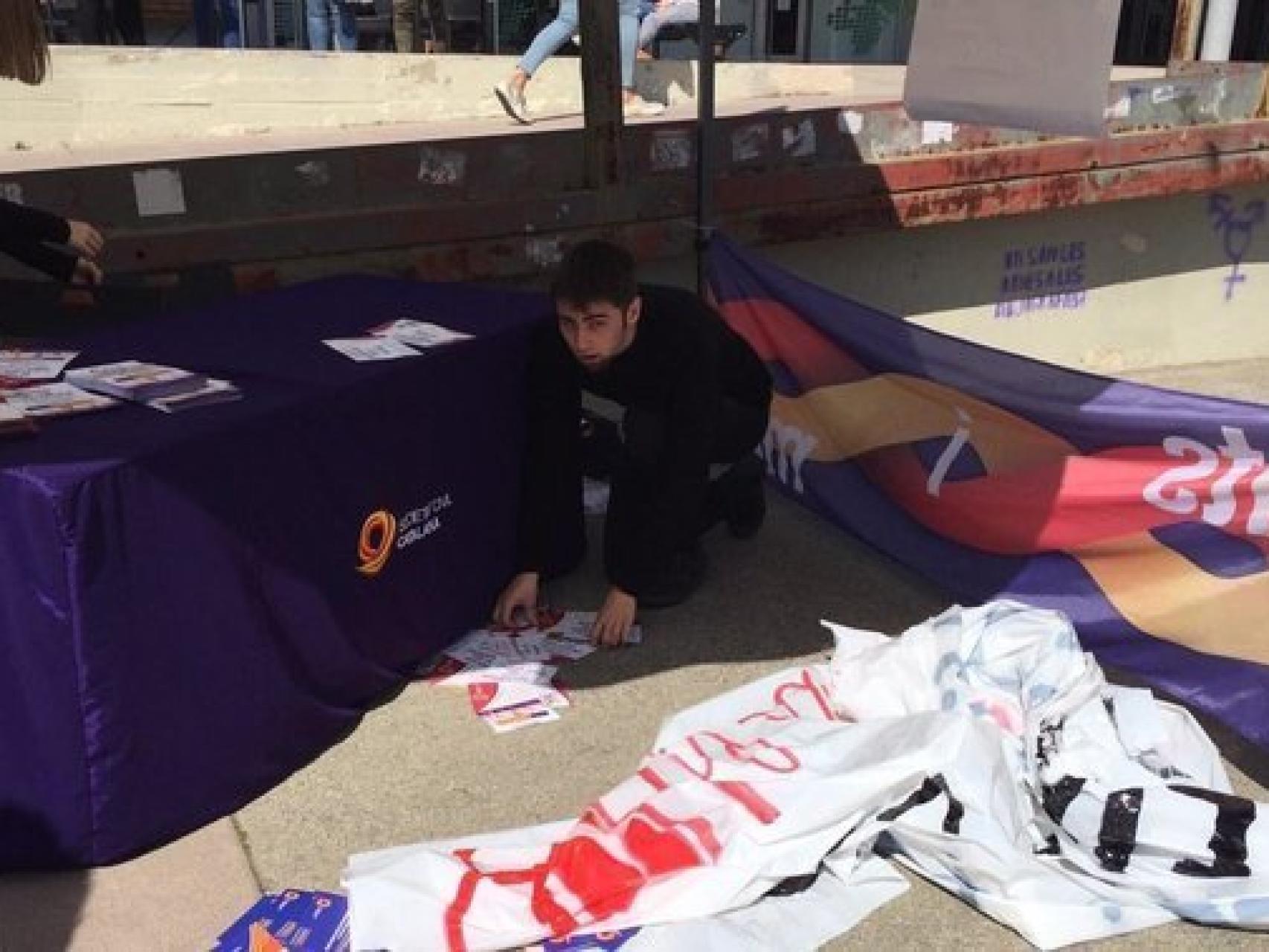 La carpa de SCC en el campus de la UAB, después del ataque de los radicales.