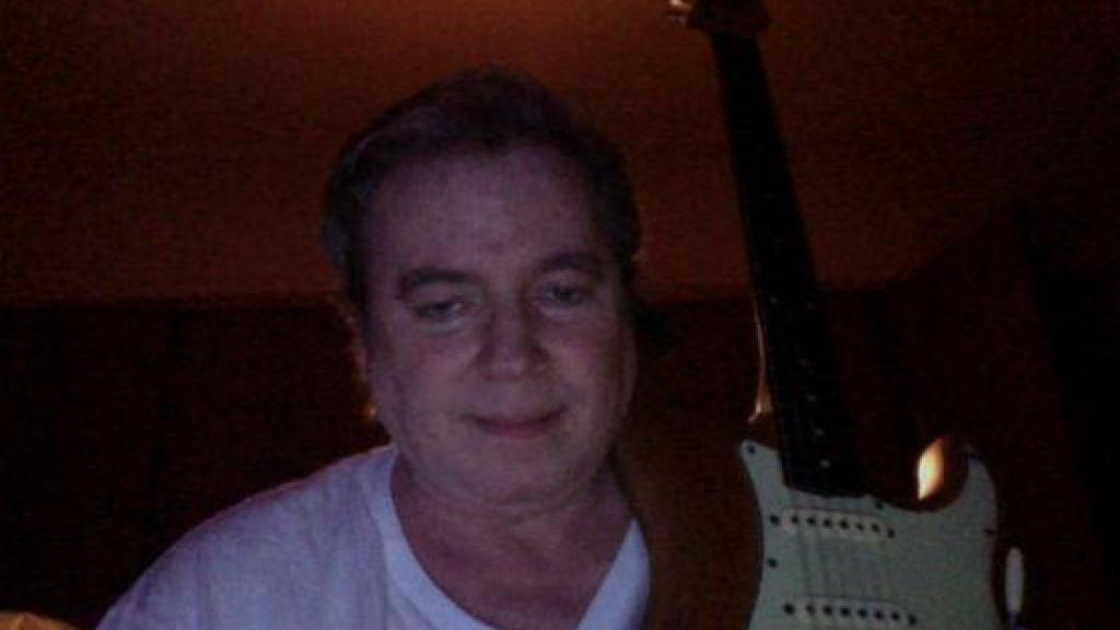 Todd Bressner con una de sus guitarras eléctricas.