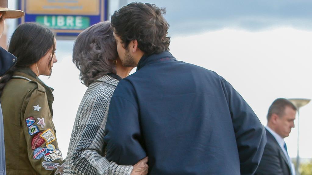 Froilán junto a su abuela en la visita al hospital. GTRES.
