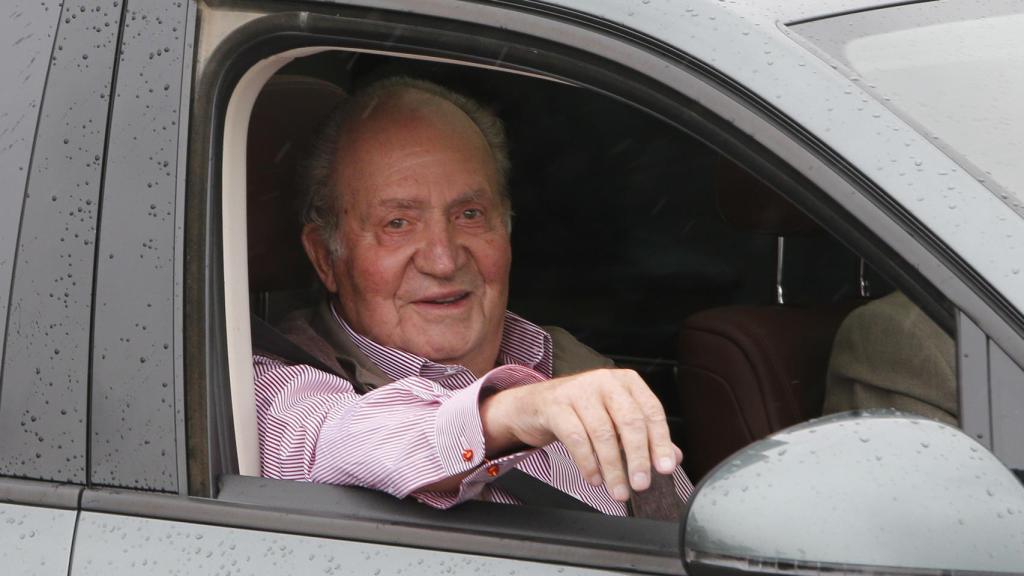 Juan Carlos I se para a hablar con los medios de comunicación