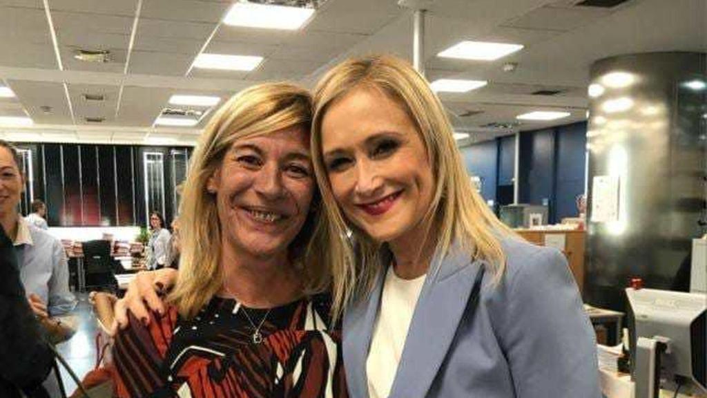 La foto de Cifuentes con la funcionaria que cambió sus notas.