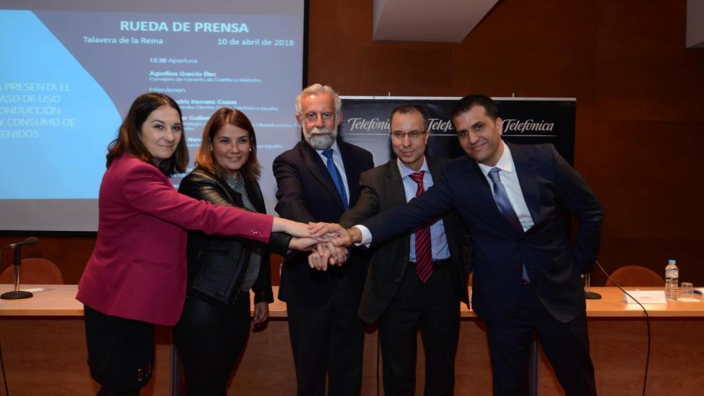 De izquierda a derecha: Beatriz Herranz Casas, directora de Grandes Cuentas Centro de Telefónica; Agustina García Élez, consejera de Fomento de Castilla La Mancha; Jaime Ramos Torres, alcalde de Talavera de la Reina; Javier Gutiérrez, director de Estrategia y Desarrollo de Red e Infraestructuras TI de Telefónica España y Jorge Navais, director para la cuenta Telefónica de Ericsson España.