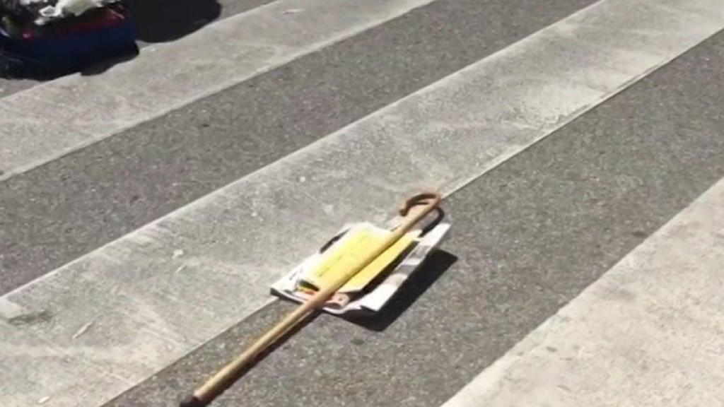 El bastón y el periódico del anciano fallecido