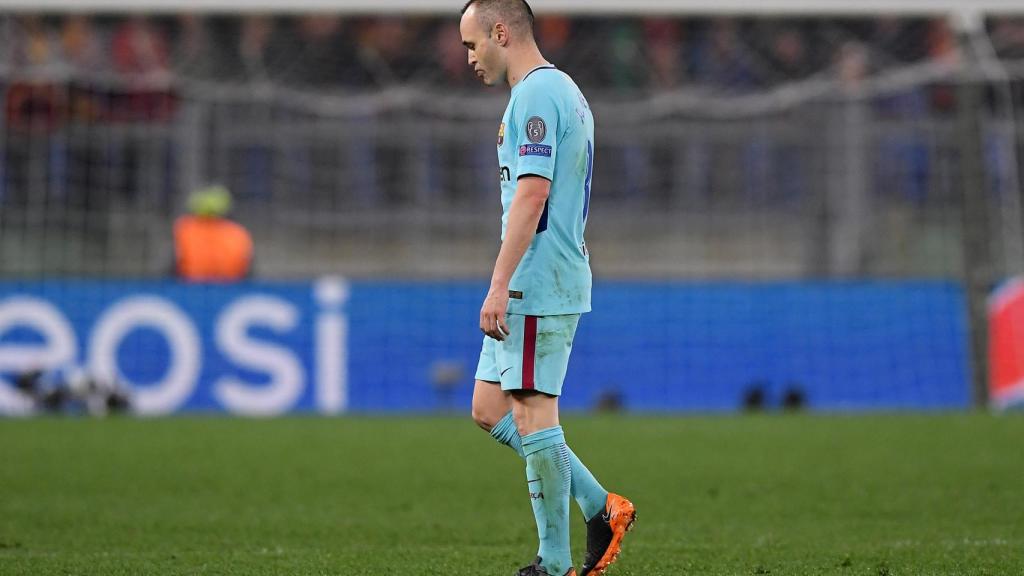 Iniesta, cabizbajo sobre el césped del Olímpico de Roma.