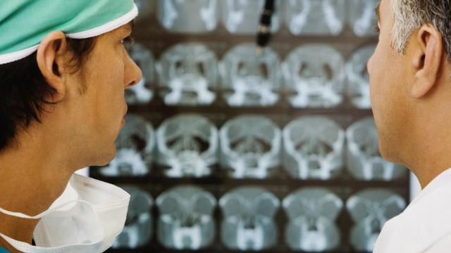 Unos médicos miran los resultados de unas pruebas de imagen.