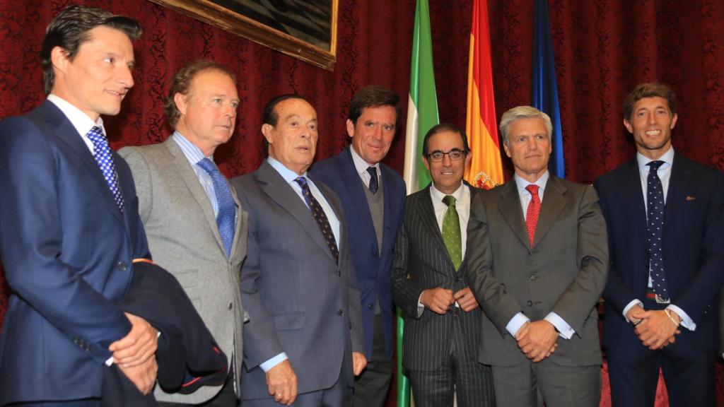 Curro Romero arropado por sus compañeros de profesión