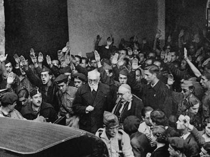 Unamuno a su salida del paraninfo, rodeado por falangistas.