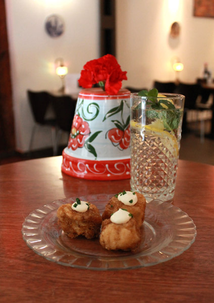 Merluza de pincho en adobo blanco y rebujito - La Malaje