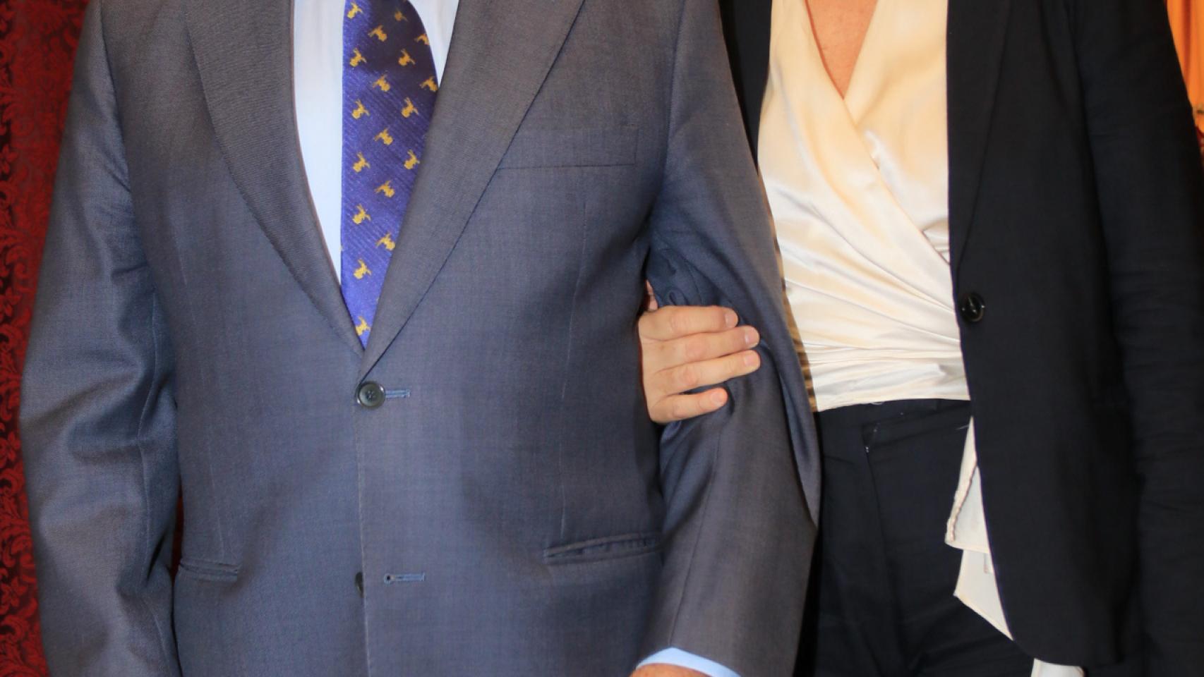 Alfonso Díez arropa a Curro Romero tras recibir un premio en Sevilla