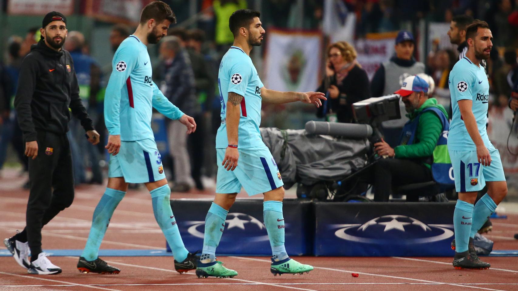 Piqué, Luis Suárez y Alcácer abandonan cabizbajos el estadio.