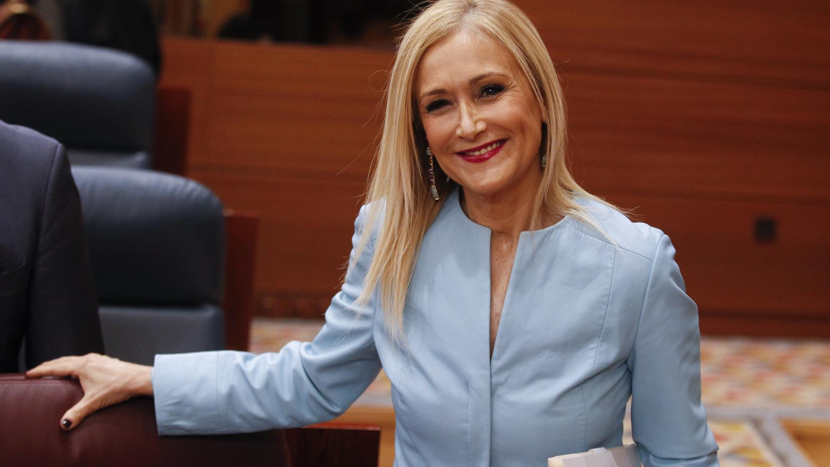 La presidenta de la Comunidad de Madrid, Cristina Cifuentes, en un pleno de la Asamblea de Madrid a principios del mes de febrero. Aún no habían saltado a los titulares ni su 'affaire' con Ignacio González  ni el escándalo del máster.