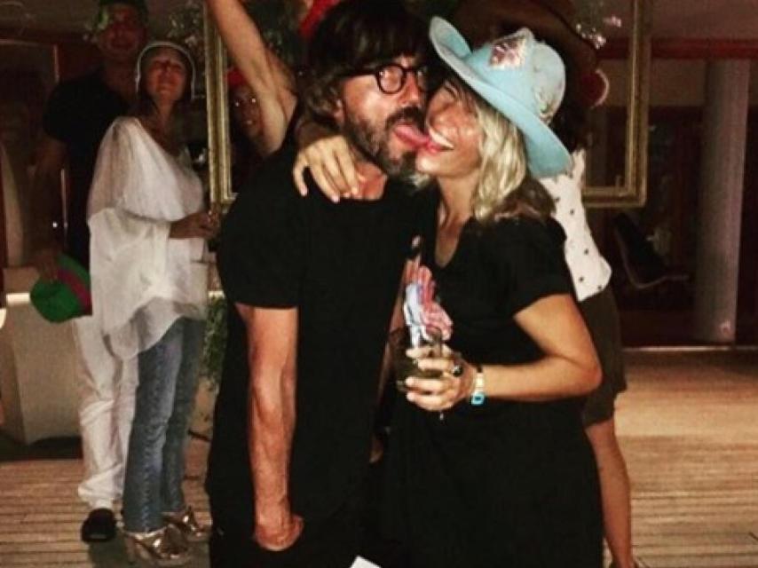 La pareja en una celebración.