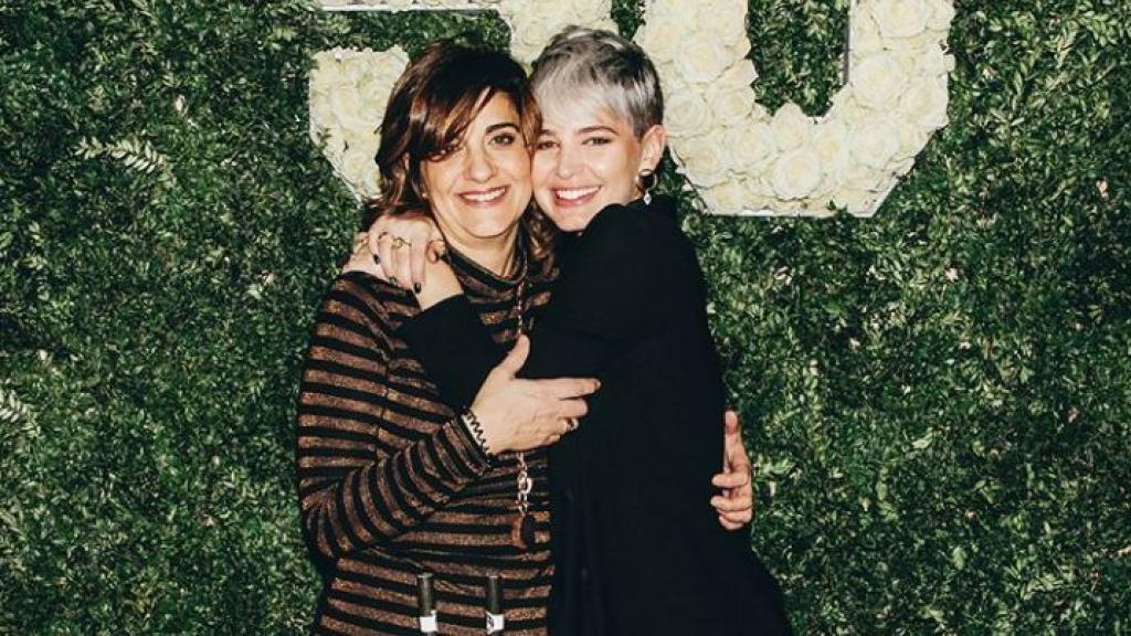 Laura Escanes junto a su madre.