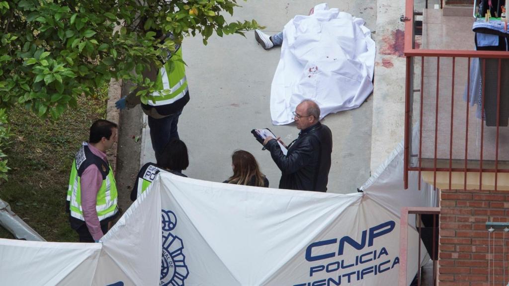 El cuerpo de Doris, cubierto con una sábana blanca.