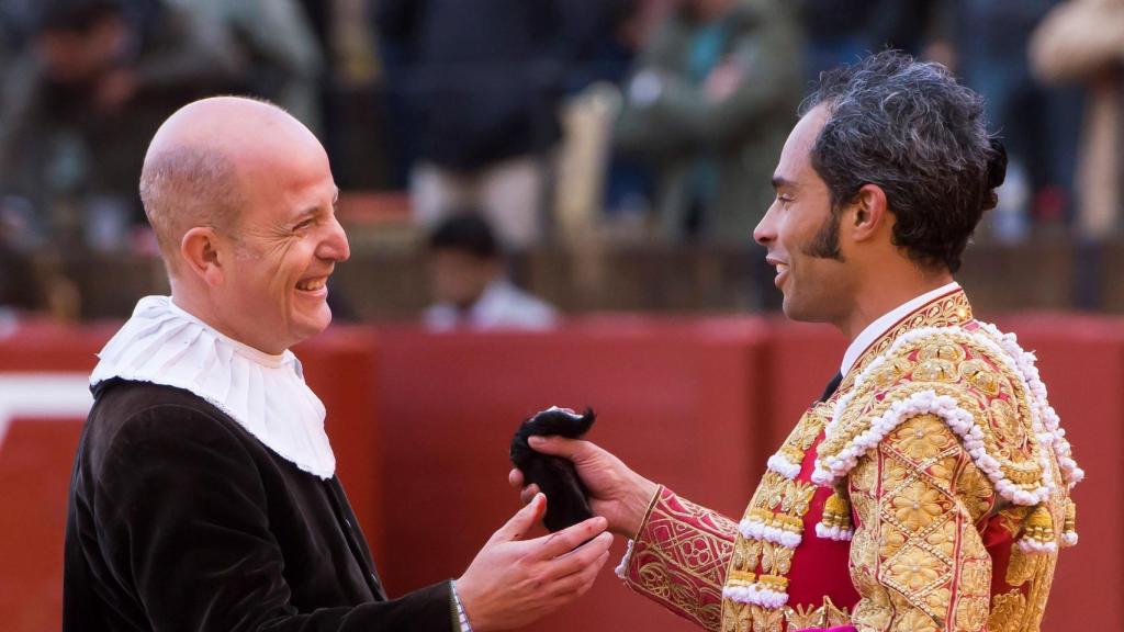 Luis Bolívar recoge la oreja del cuarto
