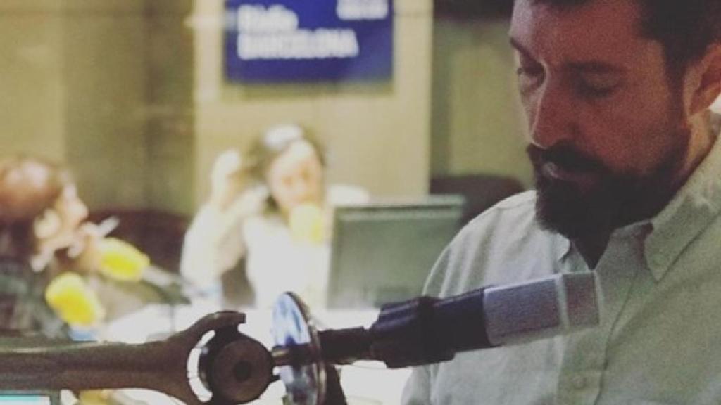 Toni Garrido frente al micrófono.