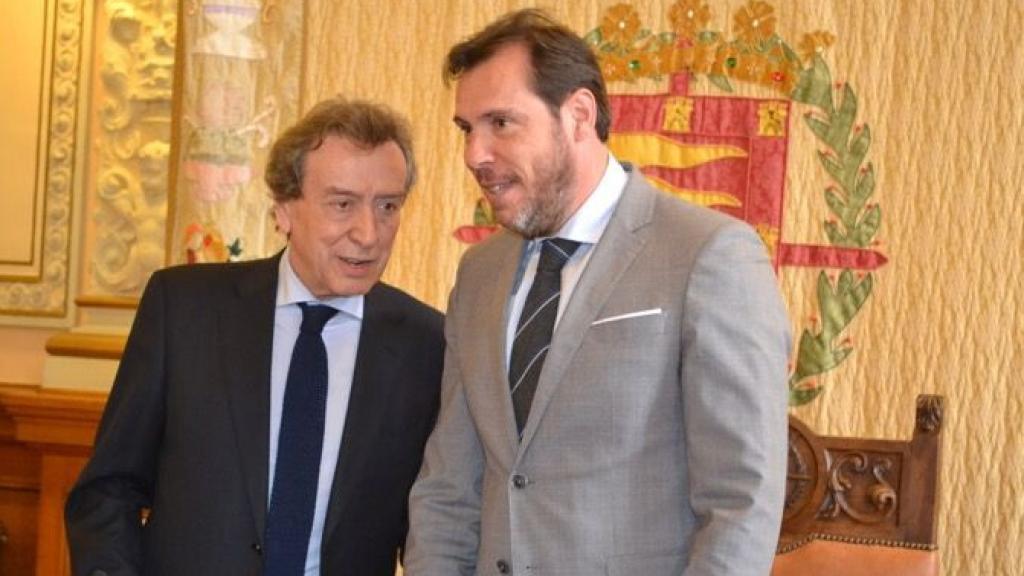 De Santiago Juárez junto al alcalde de Valladolid, Óscar Puente