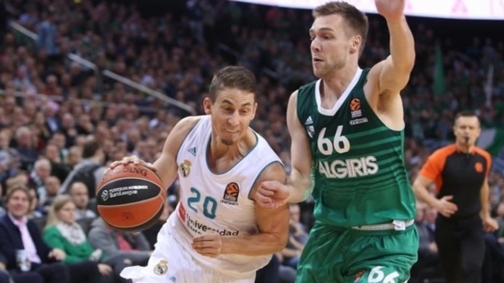 Jaycee Carroll sortea a un rival. Foto: euroleague.net