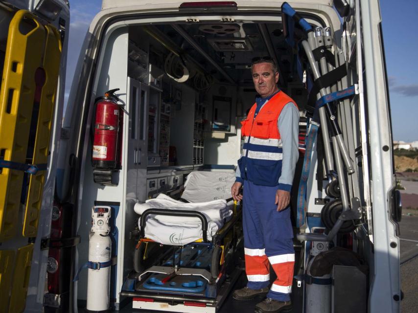 Abel Torralba, conductor (técnico de emergencias sanitarias) de una ambulancia desde hace diecinueve años.