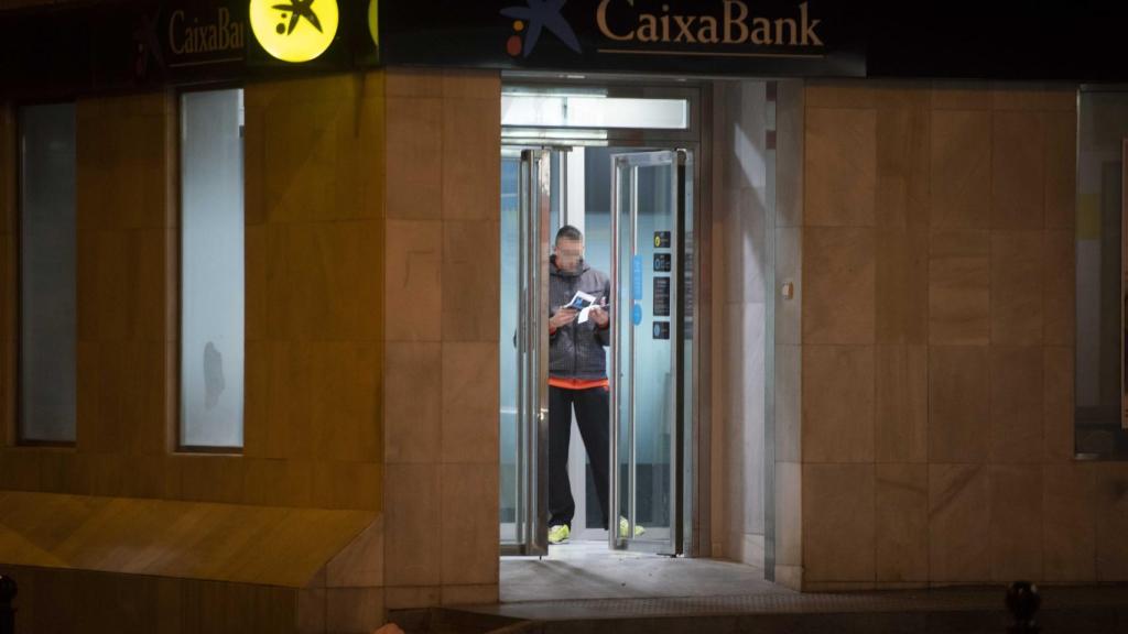 Este joven de 30 años espera con impaciencia este pasado lunes el ingreso de la ayuda social del Estado.