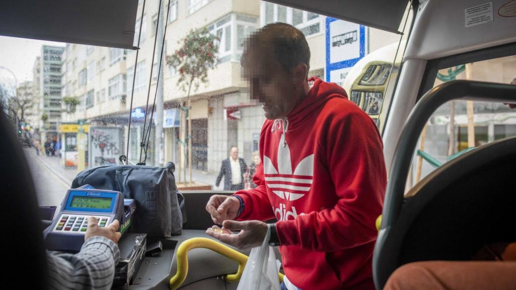 Agustín tiene 45 años. Desde los 18 consume droga. Ha intentado rehabilitarse varias veces, pero siempre ha vuelto a caer.  Es uno de los toxicómanos que viaja en autobús hasta Sanlúcar de Barrameda (Cádiz) en busca de 'rebujito'.