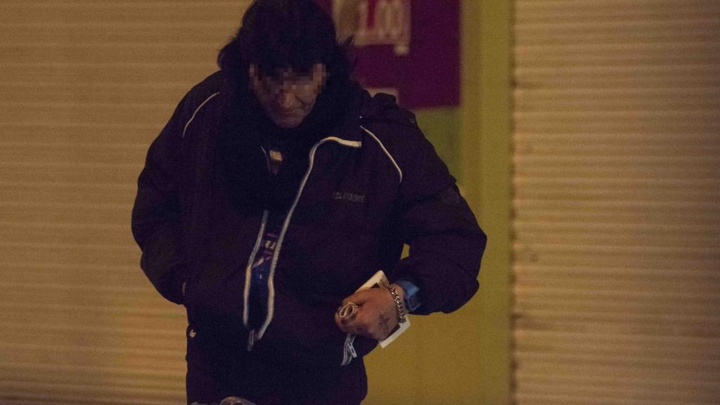 Un drogadicto que acaba de sacar dinero de un cajero. En su mano izquierda lleva un fajo de billetes de 50 euros.