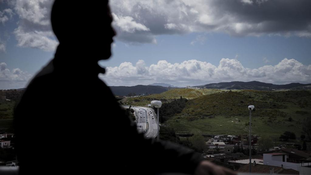 Moisés (nombre ficticio), trabaja, como único técnico de emergencias sanitarias, en una ambulancia con un contrato de prácticas.