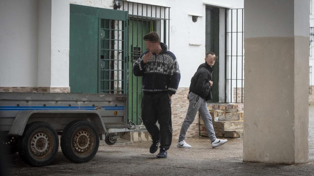 Los clientes hacen sus pedidos a través del ventanuco que hay tras la reja de color verde.