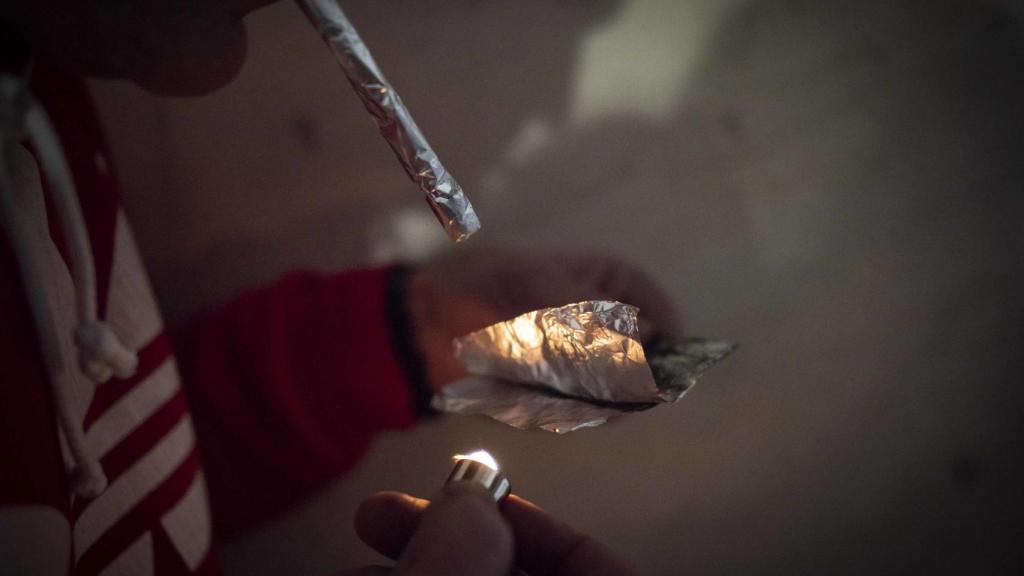 Agustín consumiendo una papelina de 'rebujito' en Cádiz, este pasado martes.