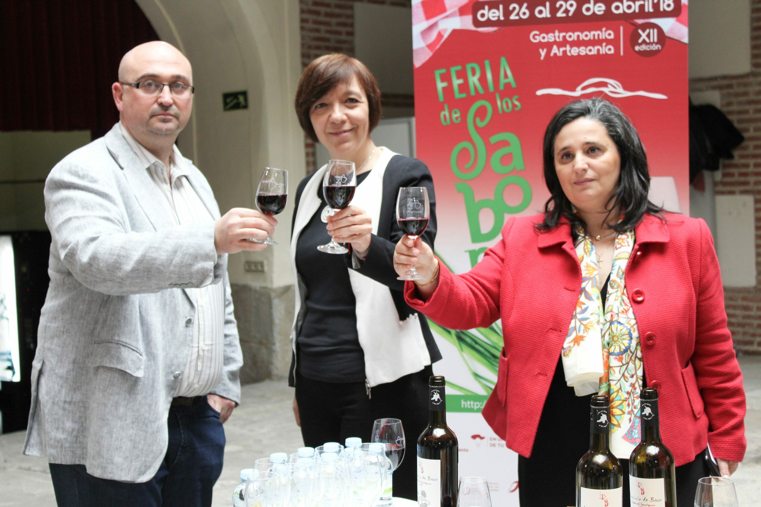 Presentación Feria de los Sabores en Madrid. De izq. a dcha. Ángel Ortega, gerente de la DO La Mancha, Rosa Melchor, alcaldesa de Alcázar de San Juan, y Rosa Idalia Cruz, concejala de Turismo