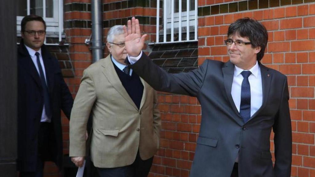Puigdemont, junto a sus abogados alemanes, sale de la prisión de Neumünster.
