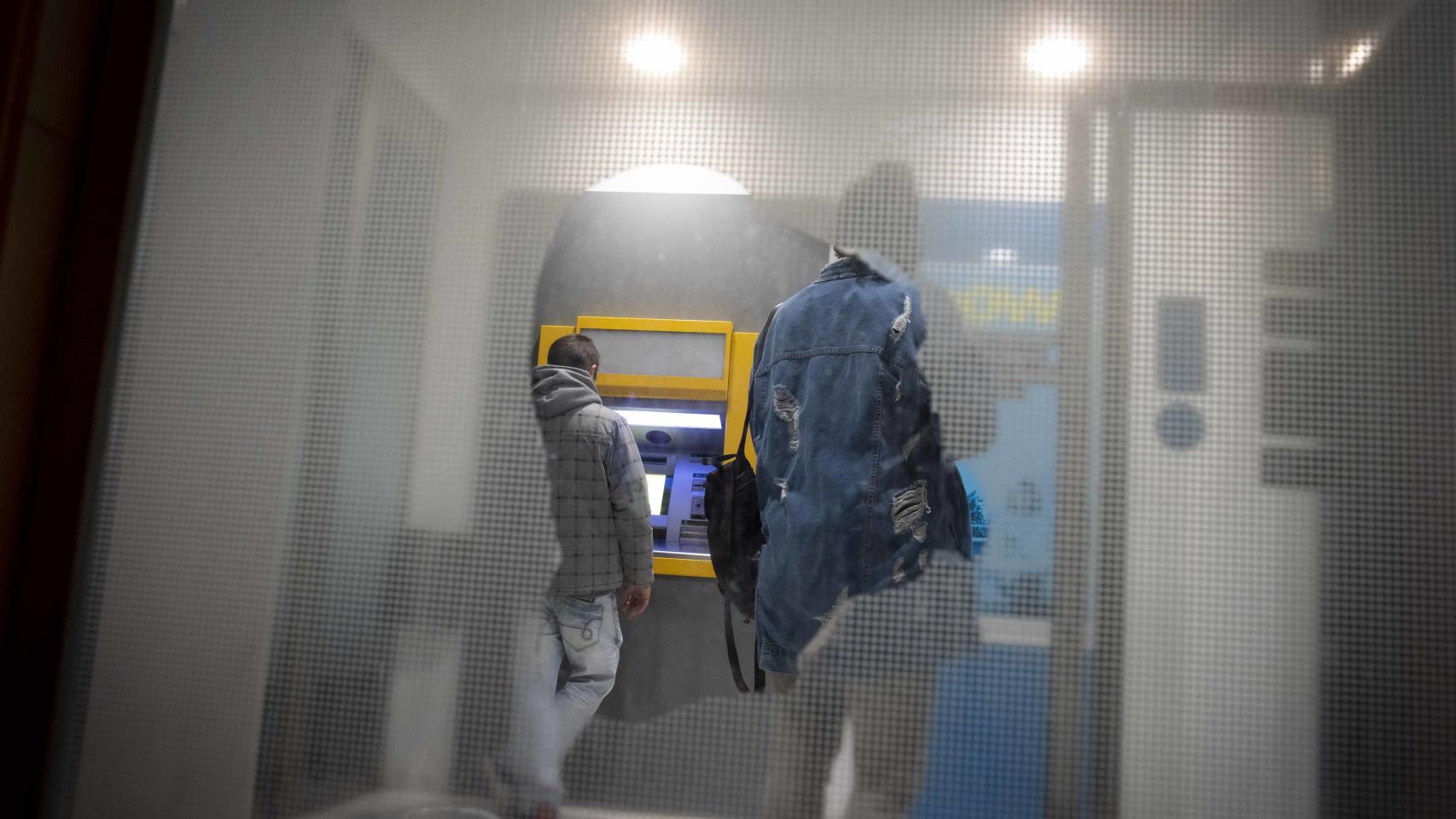 Del cajero al mercado de la droga: el negocio del 'rebujito' con los 430 euros del Estado.