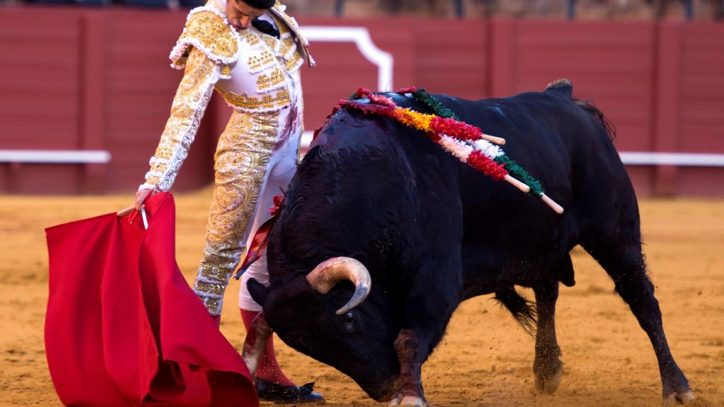 Encajado derechazo de Talavante, que cortó una oreja al quinto de la tarde