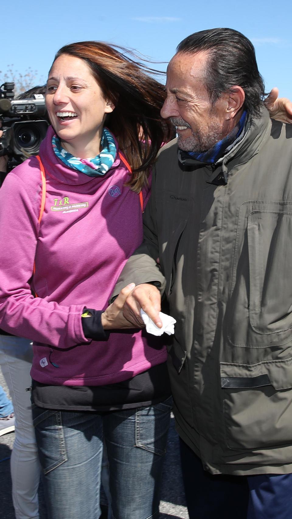 Elia junto a su padre.