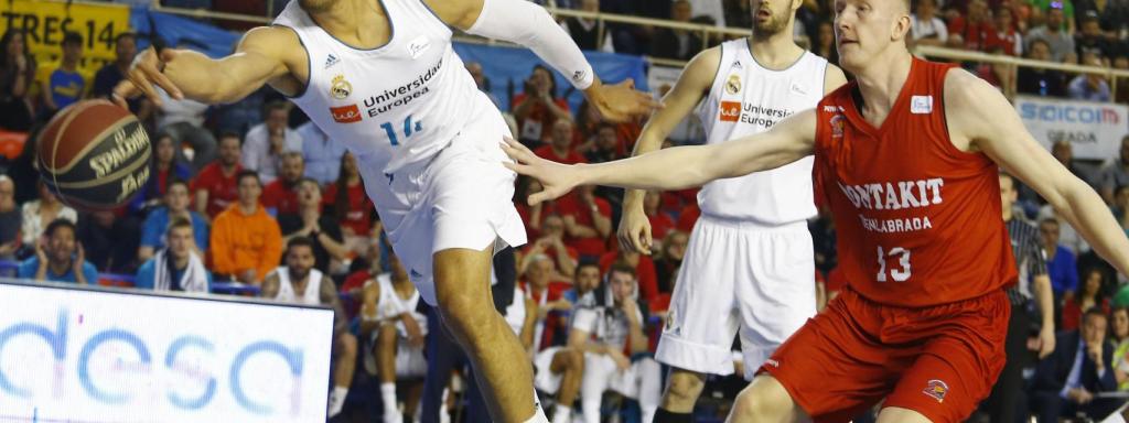 Ayón intenta llevarse el balón ante su exequipo.