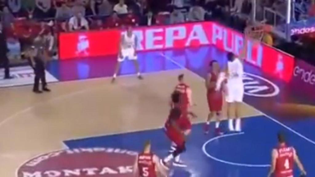 Gustavo Ayón machaca a placer